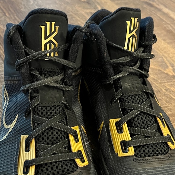 Kyrie Irving Flytrap 4 black and gold basketball shoes Men’s Size 8.5 - Picture 2 of 12